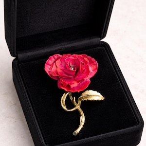 VINTAGE 1960s - Large rose pin on golden stem with pearl center