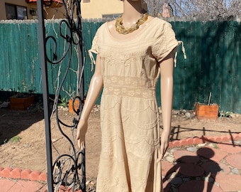 LINEN/COTTON blend knee length summer dress, cap sleeves, round neck, embroidery and lace. M/L