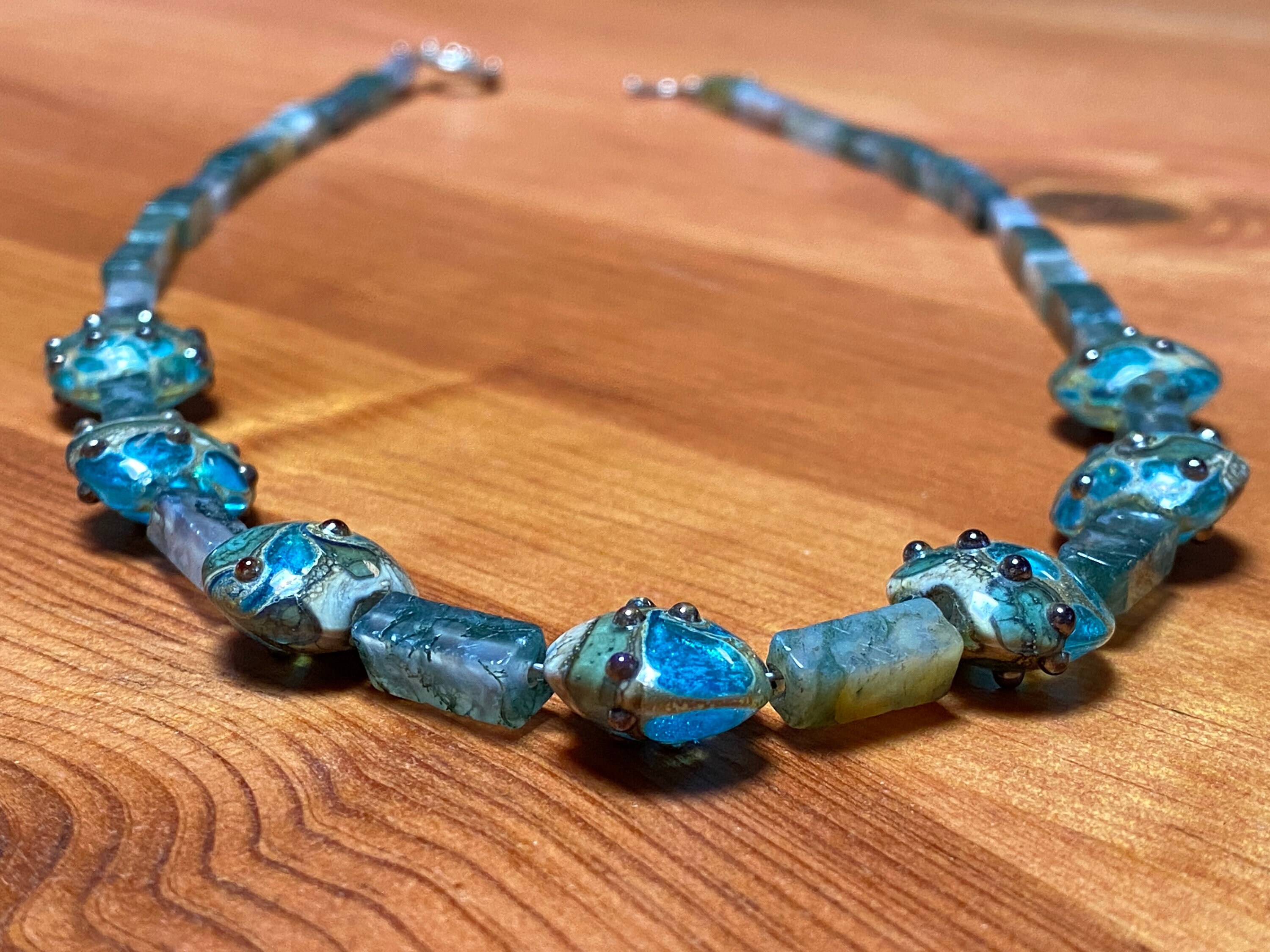 Bijoux d'art Hélène ROY - Collier petites perles bleues de verre de Murano | Hélène ROY bijoux d'Art & objets de déco en verre