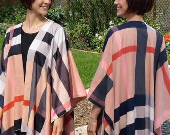 Gestreiftes Cape : Beige, Schwarz, Rot, und Pink - One Size
