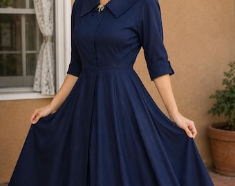 Vestido vintage azul marinho estilo camisa, com saia rodada, em tafetá, dos anos 40/50. Detalhe de laço de veludo no pescoço. Tamanho P/M.