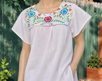 Vintage 70's - White light cotton blend Mexican blouse, short sleeves, embroidered. M/L