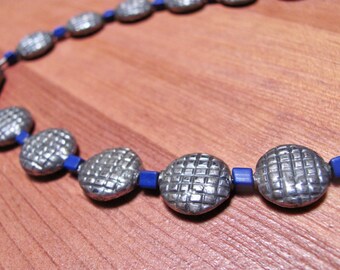 Collier Ras Du Cou Vintage Années 80 - Perles De Verre Bleu Forme Goutte Sur Métal étain - Longueur 44 Cm
