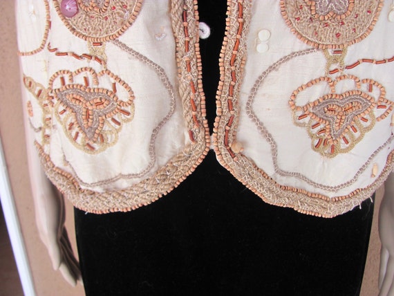 Raw beige silk, front panels hand beaded with woo… - image 5