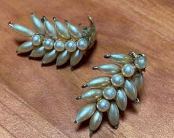 Vintage  50's -  Faux Pearl and Gold Leaf Clip Earrings