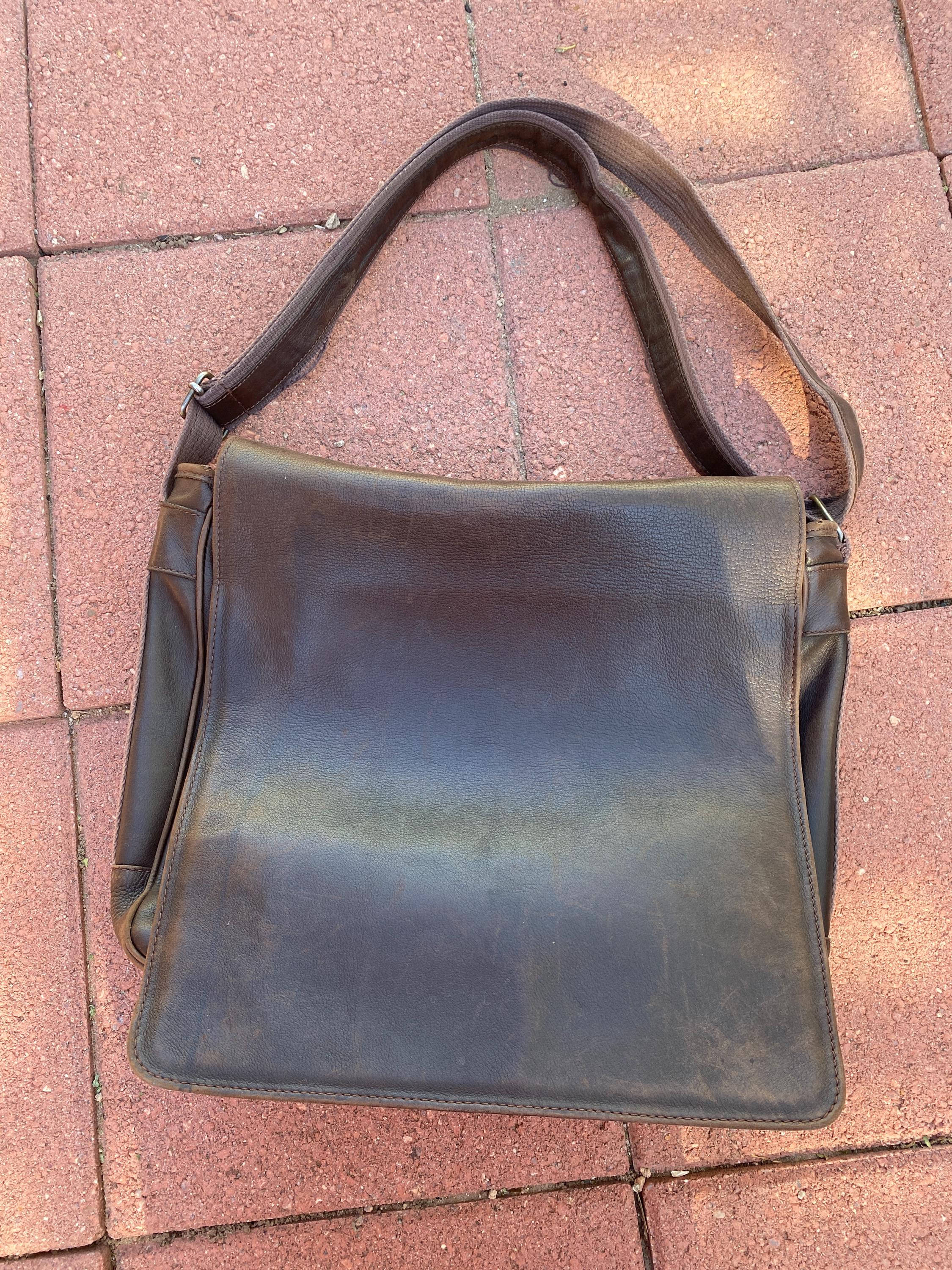 Vintage 90s Dark Brown Leather Messenger Bag – Lined in Brown