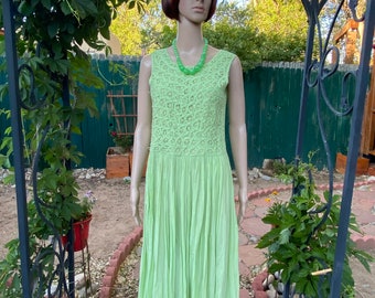 Vintage 80's  - COLDWATER CREEK - Light lime green broomstick maxi dress, sleeveless, embroidered bodice.