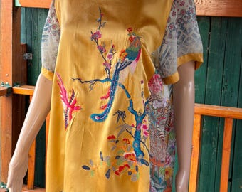 JOHNNY WAS - 手刺繍の黄色いシルクブラウス、半袖、アジア風の鳥の刺繍。