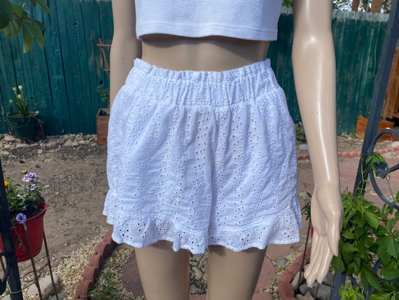 ADORABLE white cotton high rise shorts with eyele… - image 6
