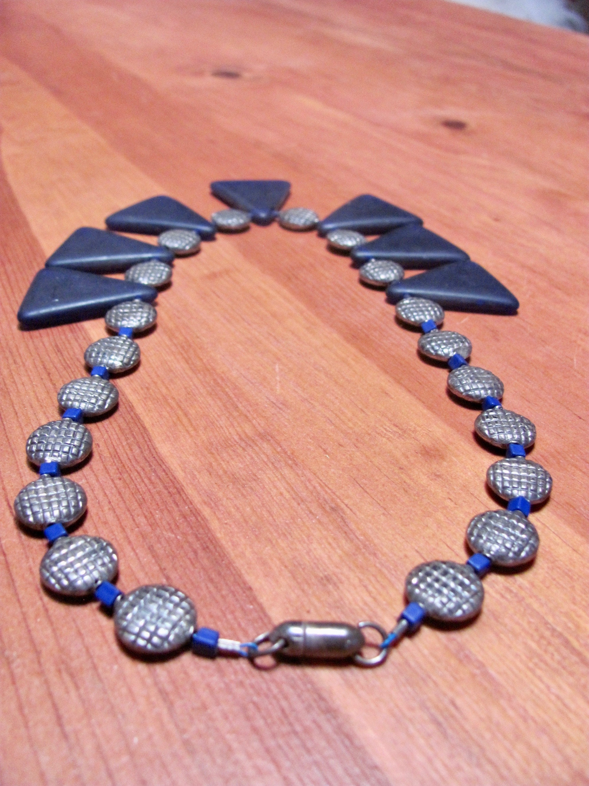 Collier Ras Du Cou Vintage Années 80 - Perles Verre Bleu Forme Goutte Sur étain - 44cm