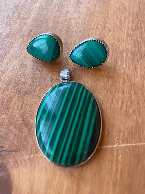 2 paires de boucles d'oreilles percées en malachite et onyx signées MONICA Sordo - France