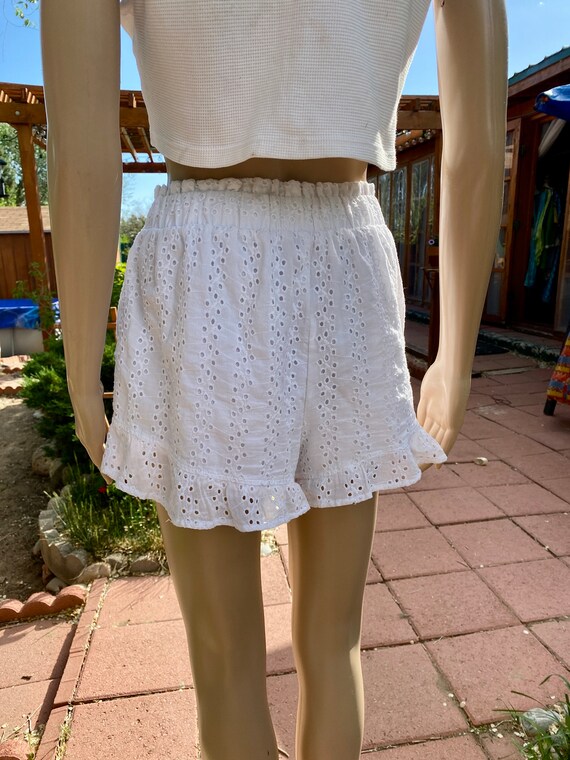 ADORABLE white cotton high rise shorts with eyele… - image 2