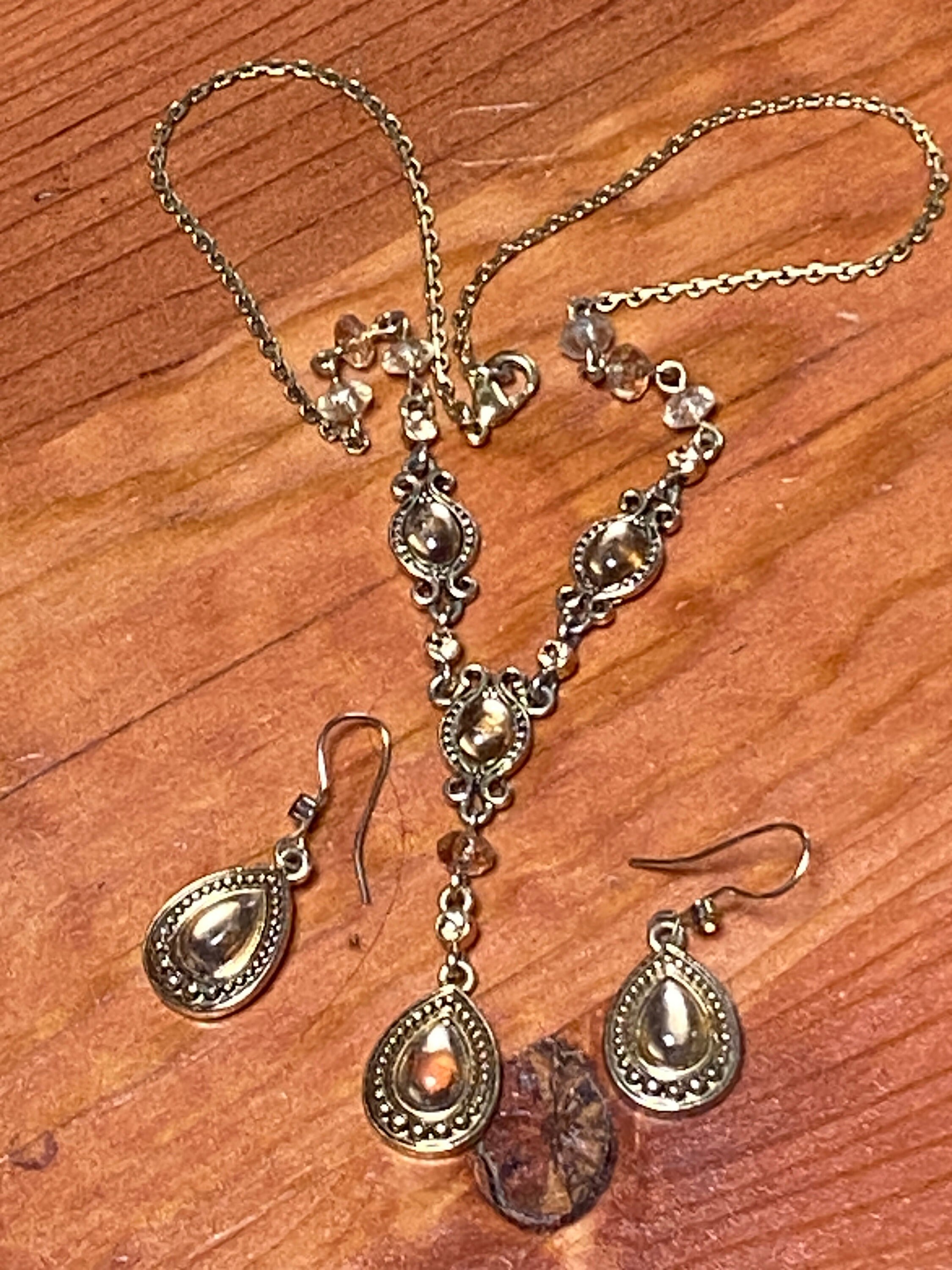 Parure Avon Teardrop - Collier Et Boucles D'oreilles Dorés - Neuf Avec étiquettes