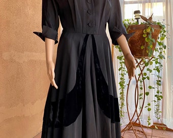 Vintage 1940s - Black cloth full dress with black velvet panels