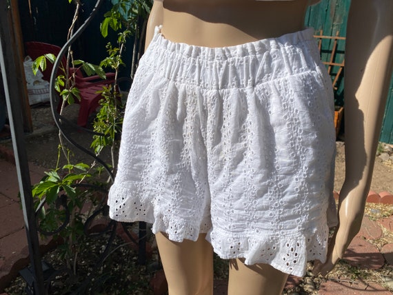 ADORABLE white cotton high rise shorts with eyele… - image 7