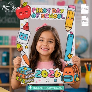 Pode incluir: Uma moldura retangular para fotos com um padrão de grade e o texto FIRST DAY OF SCHOOL e 2026. A moldura é decorada com ilustrações coloridas de desenhos animados de uma maçã, cola, pincel, livros, lápis, régua e uma mochila.