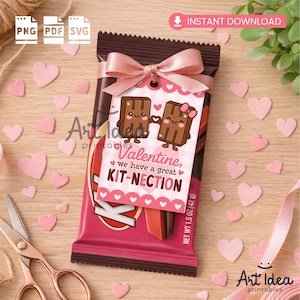 Könnte beinhalten: Ein Valentinstagsgeschenk mit einem rosa Kit Kat Schokoriegel, verziert mit einer rosa Schleife und einem Anhänger. Der Anhänger lautet "Valentine, we have a great KIT-NECTION" mit niedlichen Schokoriegel-Charakteren. Rosa herzförmige Dekorationen umgeben das Süßwarenprodukt.