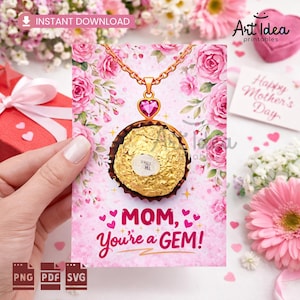 Puede incluir: Una tarjeta del Día de la Madre con un colgante de collar dorado con una gema rosa en forma de corazón y un bombón. La tarjeta tiene un fondo floral rosa y el texto "MOM, You're a GEM!". Las palabras "Descarga instantánea" están en la parte superior.