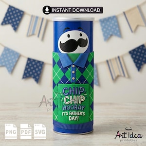 Op de afbeelding: Een blauwe Pringles-bus met een snorontwerp en een groen-blauwe mouw. De mouw heeft de tekst "CHIP CHIP HOORAY IT'S FATHER'S DAY!" en is een cadeau-idee voor Vaderdag.