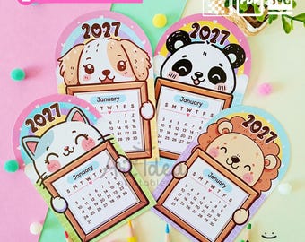 Peut inclure: Quatre cartes calendrier 2027 illustrées d'animaux de dessin animé, dont un chien, un panda, un chat et un lion. Chaque carte présente un calendrier de janvier tenu par le personnage, avec des arcs-en-ciel et des tons pastel sur une surface.