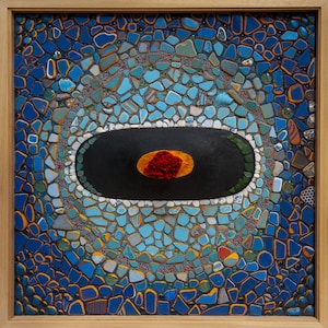 Puede incluir: Una obra de arte de mosaico enmarcada que presenta una forma ovalada negra con una flor roja en el centro, rodeada de azulejos azules, verdes y blancos.