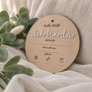 Meilensteinkarte aus Holz mit Geburtsdaten - Hallo Welt – Ich bin da