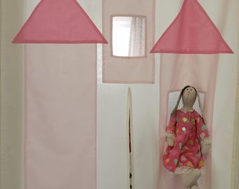 Teatro de marionetas en la entrada, accesorios para una habitación infantil.