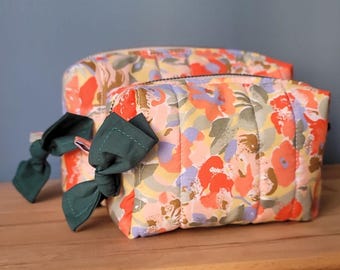 Conjunto de bolsa de higiene pessoal acolchoada feita à mão: organizador de viagem floral