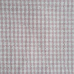 Pode incluir: Close-up de um tecido com padr&atilde;o xadrez vichy. O tecido apresenta uma grade repetida de pequenos quadrados em branco e rosa claro. O padr&atilde;o &eacute; uniformemente espa&ccedil;ado, criando um visual cl&aacute;ssico e texturizado.