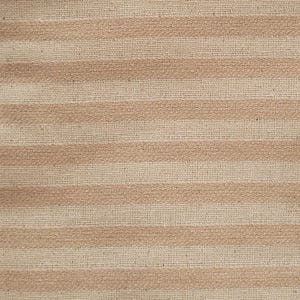 Pode incluir: Close-up de um tecido tecido com listras horizontais. As listras alternam entre um bege claro e um rosa empoeirado suave. A textura do tecido &eacute; vis&iacute;vel, sugerindo uma fibra natural.