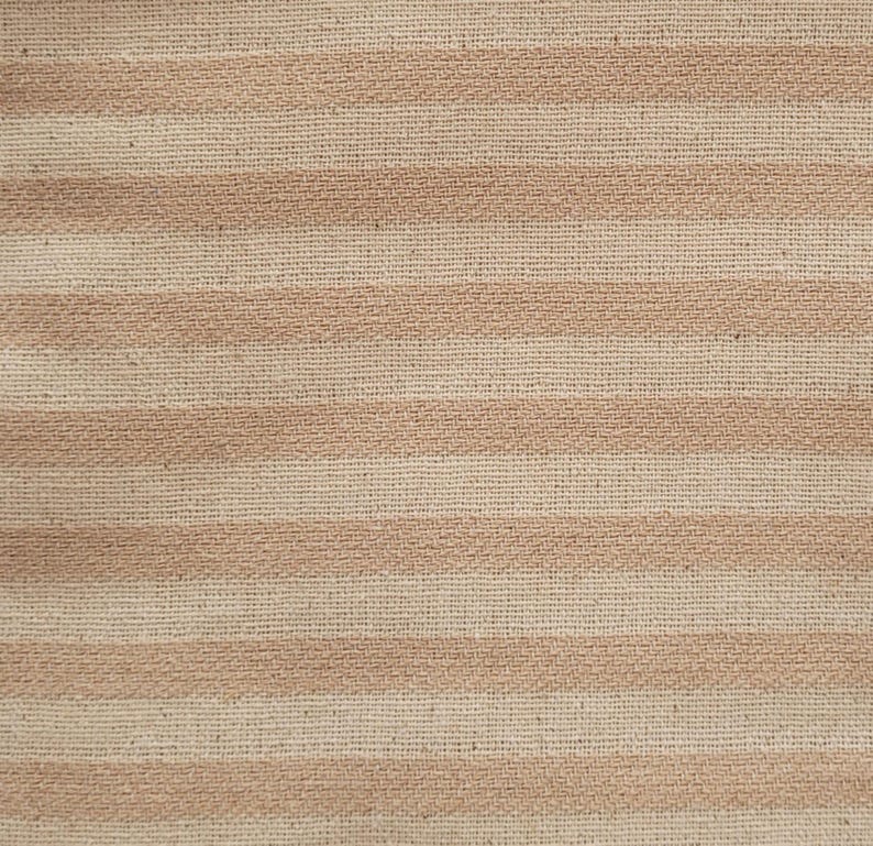 Pode incluir: Close-up de um tecido tecido com listras horizontais. As listras alternam entre um bege claro e um rosa empoeirado suave. A textura do tecido &eacute; vis&iacute;vel, sugerindo uma fibra natural.