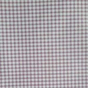 Pode incluir: Close-up de um tecido com padr&atilde;o xadrez vichy. O tecido apresenta um padr&atilde;o quadrado repetitivo em um esquema de cores roxo claro e branco. O padr&atilde;o &eacute; uniformemente espa&ccedil;ado e cria um visual cl&aacute;ssico e texturizado, adequado para v&aacute;rios projetos de artesanato.