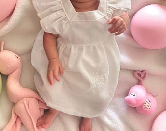 Vestido de linho bordado com babados: Roupa branca de algodão para recém-nascido