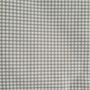 Pode incluir: Close-up de um tecido com padr&atilde;o xadrez. O padr&atilde;o apresenta uma grade de quadrados pequenos e uniformemente espa&ccedil;ados em cor verde claro sobre um fundo branco. O tecido tem uma apar&ecirc;ncia ligeiramente texturizada.