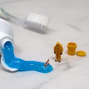 Miniaturwelt, Miniaturmenschen, Wissenschaftler, Unglück, Chemikalienpest, Badezimmerunfall, Zahnpasta, Untersuchung, witzig, skurril,