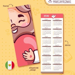 Pode incluir: Marcador de livros de dupla face com um calendário de 2026 e uma ilustração de desenho animado. A ilustração mostra uma personagem sorridente abraçando outra. O marcador é rosa e branco.