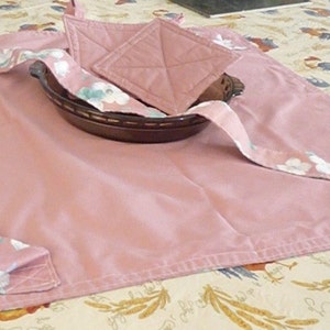 Pie Carrier with pink and blue flower, casserole carrier, hot dish, family dinner, handmade items, pie carrier, serving tray, cover dishes