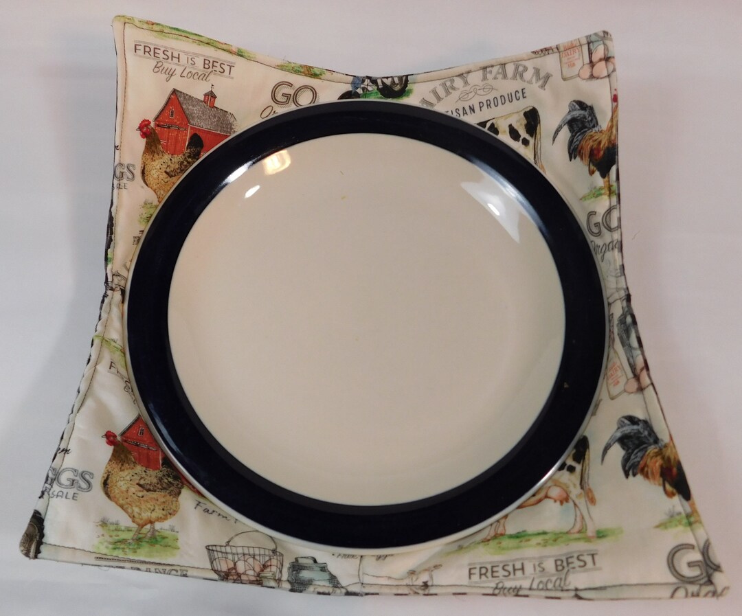 Reversible Dinner Plate Microwave Cozy With Farm Scenes on a Tan