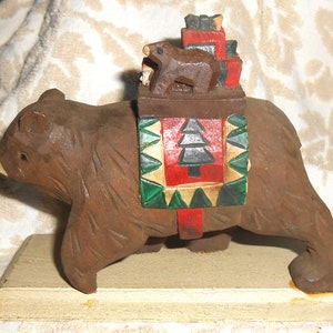 Importatori del Midwest in legno di arte popolare intagliata vintage di Cannon Falls Orso grizzly natalizio con regali Figura Collezione Pine Tree Lodge Rustica
