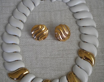 Smalto bianco e onda oro NAPIER girocollo Vintage e onda oro trafitto orecchini Set