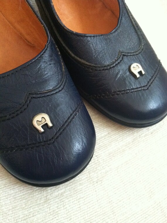 Navy Blue Leather Round Toe Chunky Heel Vintage A… - image 1