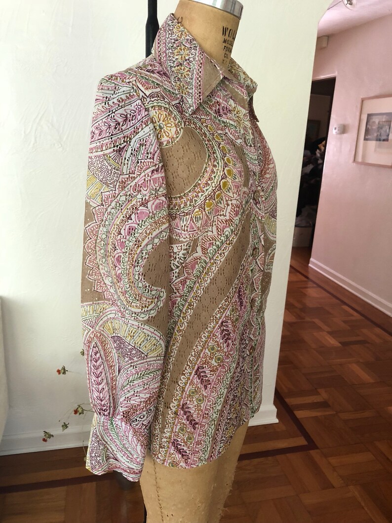 Pastel Paisley on Taupe Open Weave Polyester MARK VII LTD Long Sleeve Blouse 12