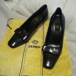 Black Bow topped Leather Vintage FENDI 1980&#39;s Square Toe Pumps 8.5M