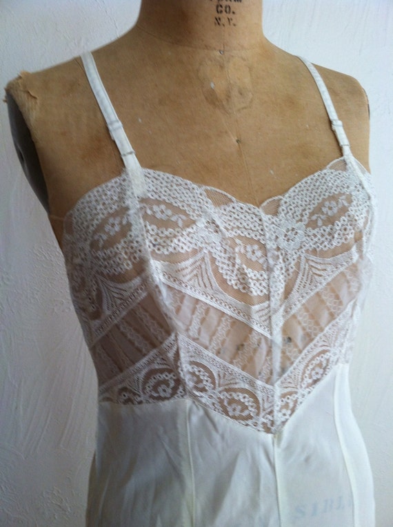 Ivory Lace Bodice and Hem LADY LOVE 8-Gore Vintag… - image 1