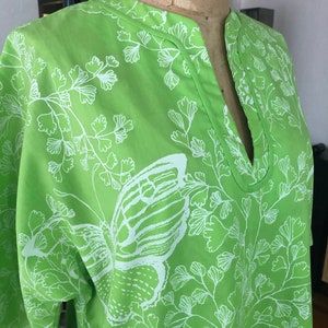 Witte vlinders en bloemen op limoengroene vintage VANDA Zuzek Key West tuniek mini-jurk met handafdruk One Size