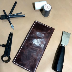 Cartera larga de piel encerada color burdeos hecha a mano con cierre desplegable: 6 ranuras para tarjetas, 2 bolsillos para efectivo, bolsillo oculto, cosida a mano
