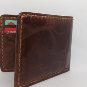 Cartera plegable de cuero marrón hecha a mano con 6 ranuras para tarjetas, 2 bolsillos ocultos y bolsillo para efectivo. Regalo cosido a mano para hombre.