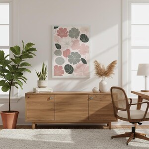 Könnte beinhalten: Ein gerahmter Kunstdruck mit stilisierten rosa, grauen und dunkelgrünen Blumen und Blättern. Das Kunstwerk hängt über einem Holzschrank. Ein Topf mit einer Pflanze und eine Lampe sind ebenfalls im Raum zu sehen.