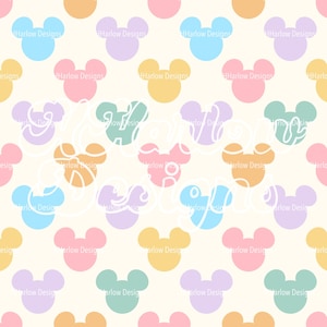 Può includere: Un motivo ripetuto di sagome colorate di teste di Topolino in tonalità pastello di blu, rosa, giallo, verde e viola. Lo sfondo è di colore crema chiaro. Il testo "Harlow Designs" è ripetuto in tutto il design.