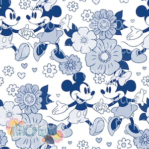 Op de afbeelding: Een herhalend patroon met Mickey en Minnie Mouse in marineblauw en lichtblauw, afgewisseld met bloemmotieven en harten op een witte achtergrond. Het ontwerp heeft een vintage, cartoonachtige uitstraling.